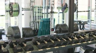 沙巴体育最先进的健身中心的自由举重室