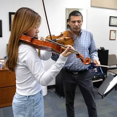 教授和大学生演奏小提琴