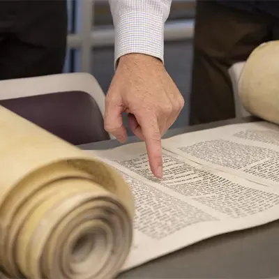 桌子上的Torah卷轴.